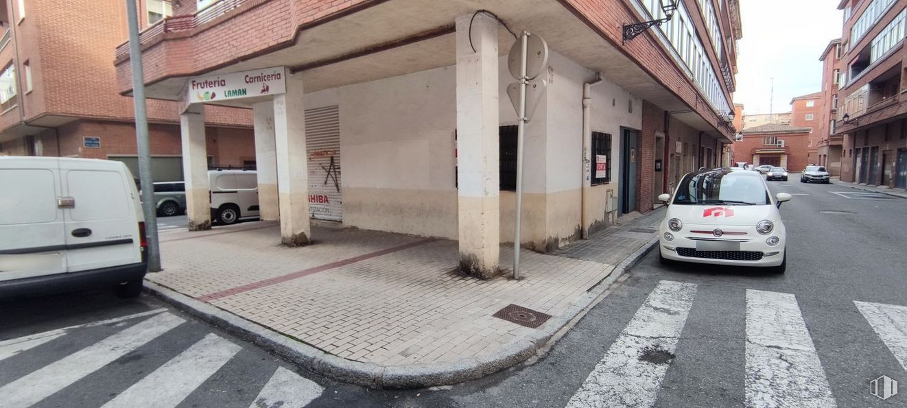 Retail for sale at Calle Virgen de las Fuentes, 1, Ávila, 05005 with car, van, building, land vehicle, vehicle, wheel, vehicle registration plate, tire, window and infrastructure around