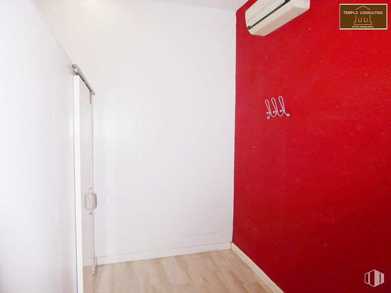 Local en alquiler en Barrio del Pilar, Fuencarral - El Pardo, Madrid, 28034 con alumbrado, accesorio, madera, propiedad material, gas, suelos, fuente, puerta, madera dura y rectángulo alrededor