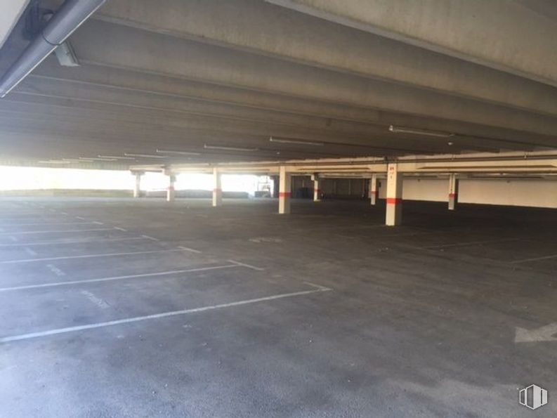 Nave en alquiler y venta en Zona Industrial Tres Cantos, Tres Cantos, Madrid, 28760 con puente, asfalto, edificio, superficie de la carretera, suelo, suelos, material compuesto, madera, sombra y tintes y matices alrededor