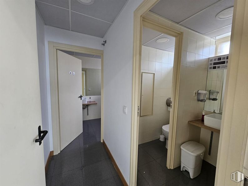 Office for rent at Calle Labastida, 10, Fuencarral - El Pardo, Madrid, 28034 with toilet, building, fixture, door, plumbing fixture, flooring, floor, house, comfort and ceiling around