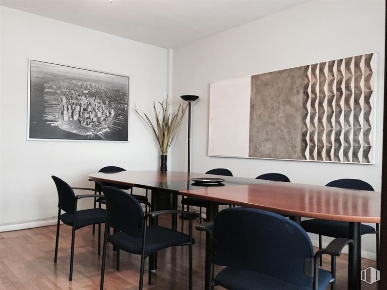 Office for rent at Calle Nuñez Morgado, 6, Chamartín, Madrid, 28036 with chair, picture frame, kitchen & dining room table, table, furniture, interior design, wall, flooring, floor and room around