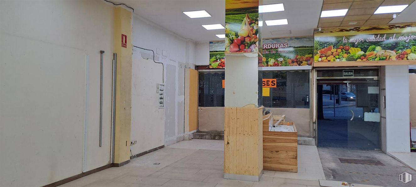 Retail for rent at Plaza Universidad, 6, Segovia, 40005 with furniture, door, flooring, floor, wood, ceiling, fixture, refrigerator, house and building around