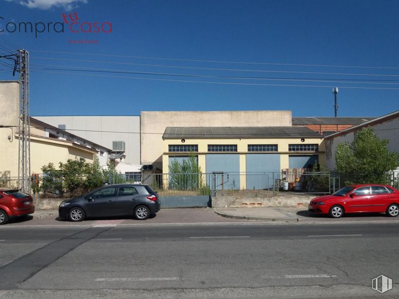 Industrial for sale at Polígono Industrial El Cerro, Segovia, 40006 with car, building, automotive parking light, wheel, sky, tire, land vehicle, property, vehicle and plant around