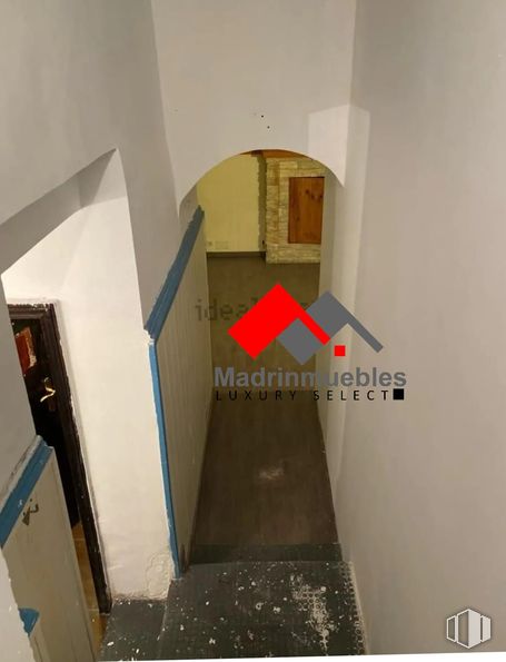 Local en venta en Calle Redondilla, Centro, Madrid, 28005 con escaleras, madera, puerta, suelo, rectángulo, suelos, edificio, gas, madera dura y accesorio alrededor