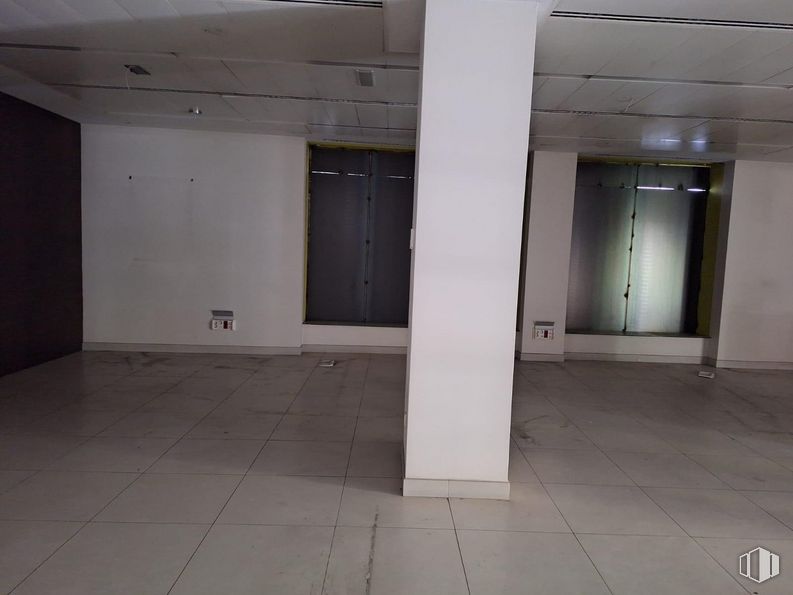 Retail for sale & for rent at Calle Doctor Esquerdo, Salamanca, Madrid, 28028 with door, interior design, hall, flooring, floor, fixture, ceiling, composite material, parking and house around