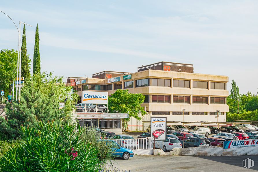 Oficina en alquiler en Carretera A Coruña Km 18,20, Las Rozas de Madrid, Madrid, 28230 con edificio, coche, cielo, planta, propiedad, ventana, rueda, vehículo, nube y neumático alrededor