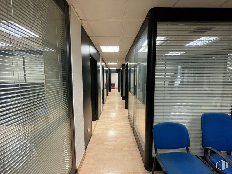 Oficina en venta en Zona Gaztambide, Chamberí, Madrid, 28015 con silla, persiana de la ventana, lámpara, edificio, puerta, accesorio, suelo, suelos, ciudad y simetría alrededor