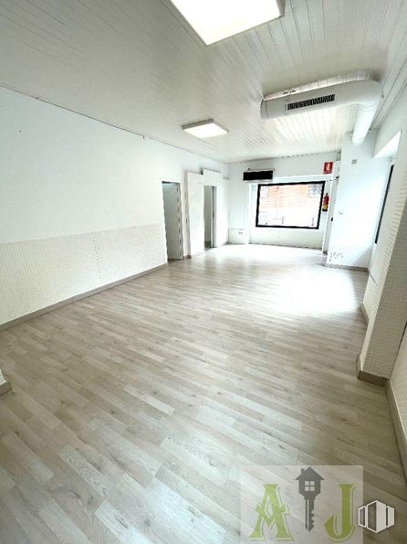 Retail for sale at Calle Nuestra Señora de Araceli, Barajas, Madrid, 28042 with lighting, light fixture, flooring, floor, wood, wood flooring, ceiling, interior design, laminate flooring and hardwood around