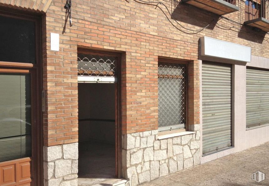 Retail for sale at Plaza San Gil, Torrijos, Toledo, 45500 with window, door, window blind, property, building, road surface, shade, wood, brickwork and brick around