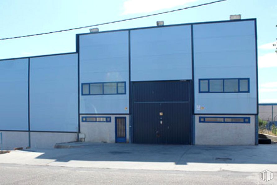 Industrial for sale at Calle Velázquez, Huecas, Toledo, 45511 with door, building, sky, cloud, fixture, asphalt, plant, facade, composite material and commercial building around