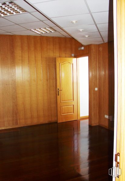 Industrial for rent at Zona industrial, Fuenlabrada, Madrid, 28946 with door, property, wood, fixture, amber, interior design, hall, architecture, wood stain and floor around