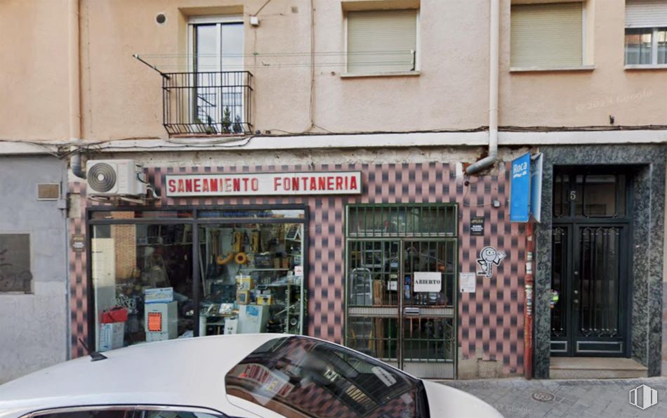 Local en venta en Calle San César, Moncloa - Aravaca, Madrid, 28039 con ventana, coche, puerta, propiedad, vehículo, luz de estacionamiento, diseño automovilístico, edificio, vehículo de motor y exterior del automóvil alrededor