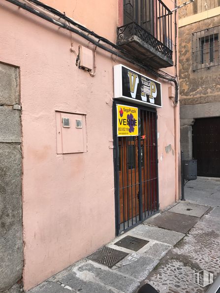 Retail for sale at Plaza Tierra, 2, Segovia, 40001 with door, window, building, infrastructure, wood, road surface, neighbourhood, brick, asphalt and facade around