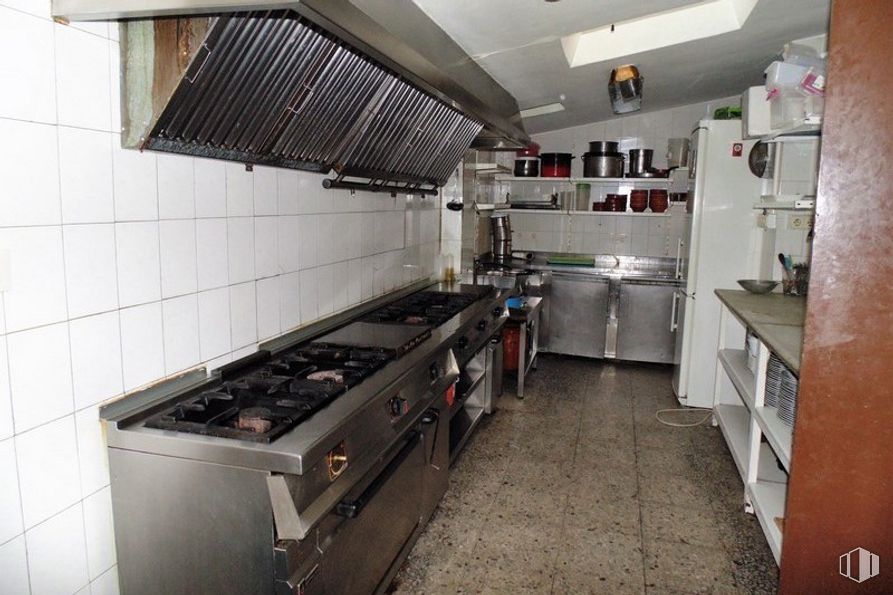 Retail for sale at Cuatro Postes, Ávila, 05002 with refrigerator, kitchen appliance, cabinetry, countertop, gas stove, kitchen, kitchen stove, cooktop, home appliance and building around