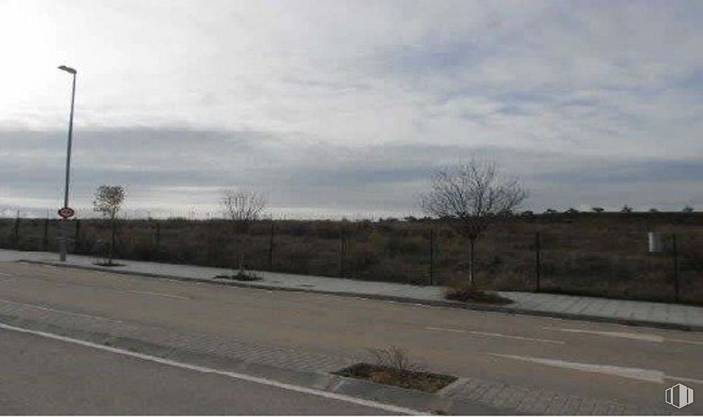 Land for sale at Avenida Mirador del Balconcillo, Guadalajara, 19002 with plant, street light, cloud, sky, road surface, asphalt, overhead power line, natural landscape, tree and thoroughfare around