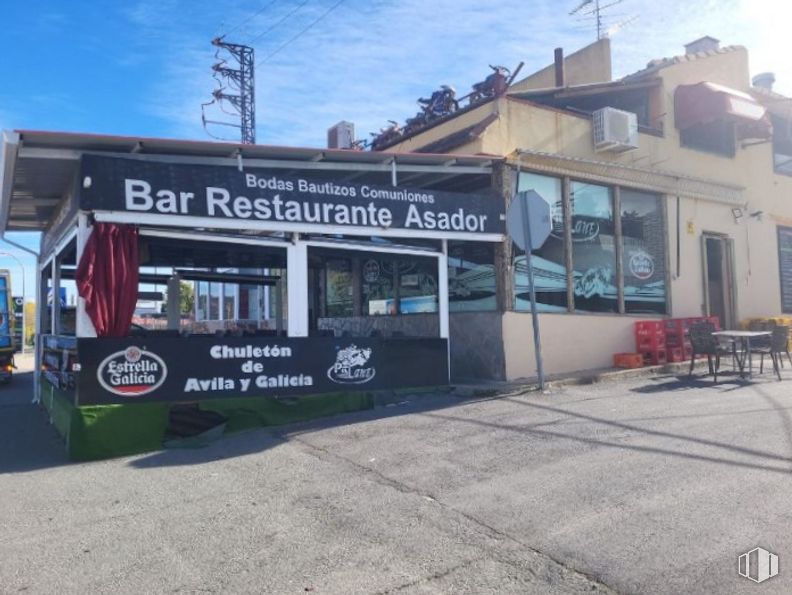 Retail for sale at Carretera de Madrid, Navaluenga, Ávila, 05100 with building, window, sky, cloud, gas, asphalt, facade, vehicle, mixed-use and house around