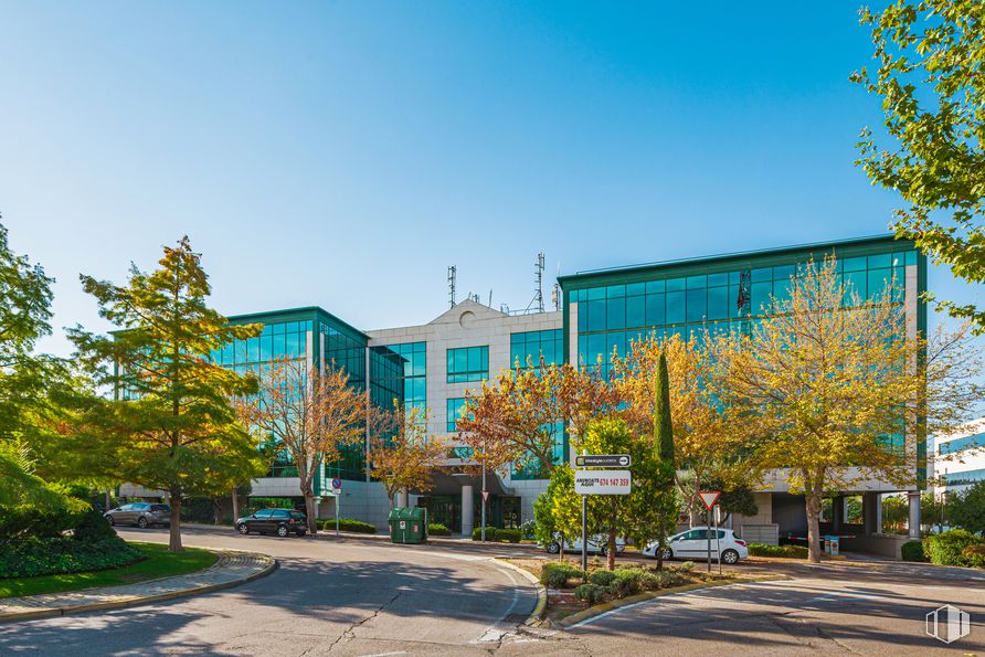 Oficina en alquiler en Edificio Ancora, Zona San Sebastián de los Reyes, San Sebastián de los Reyes, Madrid, 28700 con edificio, cielo, planta, día, superficie de carretera, árbol, ventana, rama, diseño urbano y luz solar alrededor