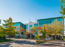 Office for rent at Edificio Ancora, Zona San Sebastián de los Reyes, San Sebastián de los Reyes, Madrid, 28700 with building, sky, plant, daytime, road surface, tree, window, branch, urban design and sunlight around