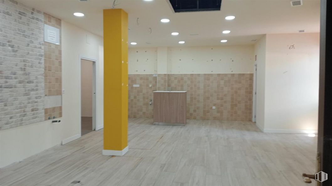 Local en venta en Zona El Val, Alcalá de Henares, Madrid, 28806 con madera, suelo, accesorio, hall, suelos, madera dura, suelo de baldosas, techo, material de construcción y tinte para madera alrededor