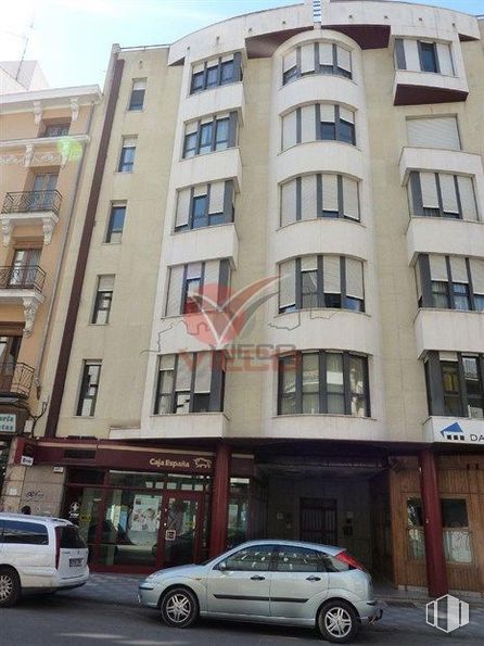 Retail for sale at Calle Carretería, Cuenca, 16002 with car, window, building, tire, wheel, land vehicle, vehicle, property, sky and infrastructure around