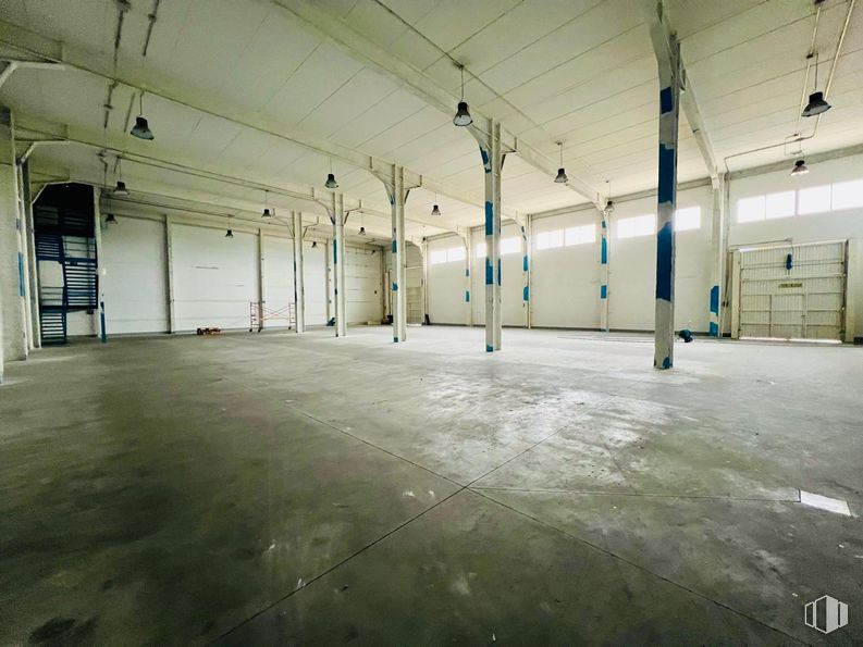 Industrial for sale & for rent at Polígono Industrial Los Olivos, Getafe, Madrid, 28906 with flooring, floor, ceiling, composite material, concrete, hall, electrical supply, warehouse, building material and fluorescent lamp around