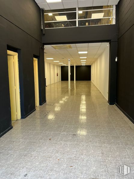 Local en alquiler en Zona Europolis, Las Rozas de Madrid, Madrid, 28230 con accesorio, suelos, hall, suelo, hormigón, aparcamiento, material compuesto, techo, evento y suelo de baldosas alrededor