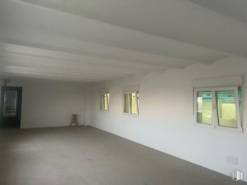 Industrial for rent at Zona industrial, Vicálvaro, Madrid, 28052 with window, ceiling, floor, flooring, hall, daylighting, building material, plaster, paint and plywood around