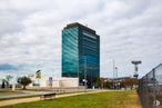 Office for sale at Torre Guadalajara, Avenida Eduardo Guitián, 11, Guadalajara, 19002 with bench, building, cloud, sky, skyscraper, plant, outdoor bench, tree, street light and urban design around