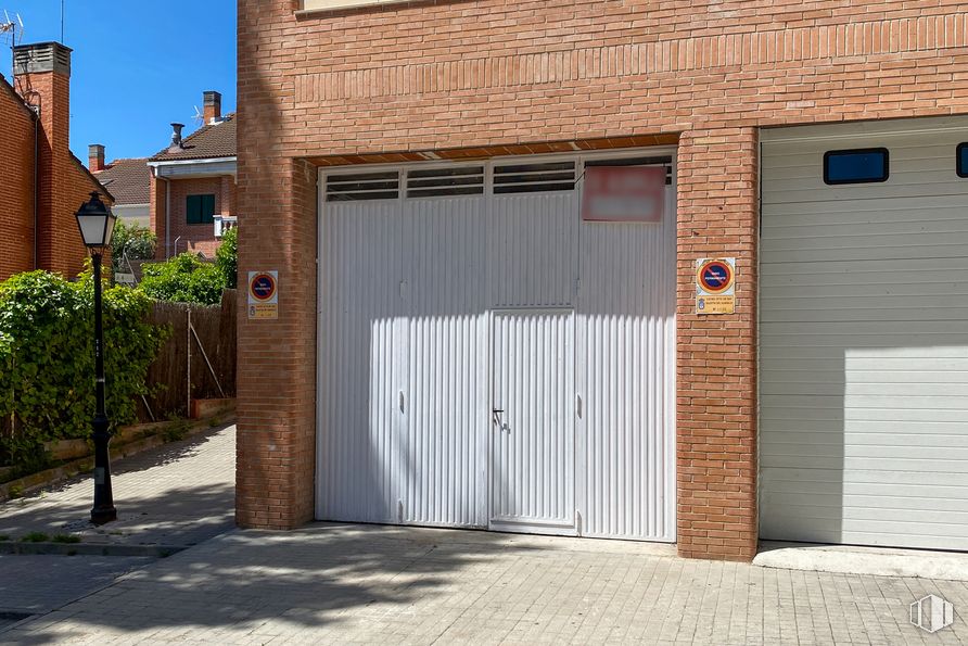 Local en alquiler en Calle Ventosilla, 5, San Agustín del Guadalix, Madrid, 28750 con puerta, planta, propiedad, superficie de carretera, madera, sombra, accesorio, LADRILLO, albañilería y asfalto alrededor