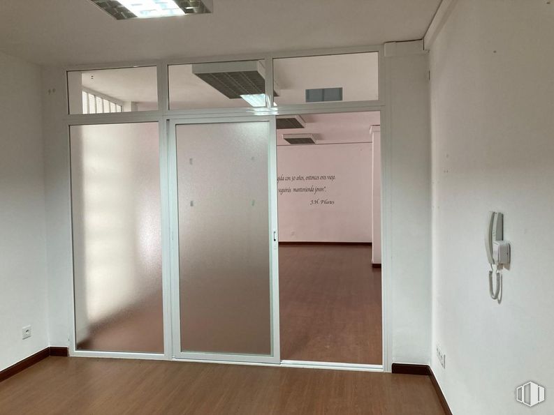 Office for rent at Calle Capitán Angosto Gómez, Aranjuez, Madrid, 28300 with door, fixture, building, automotive exterior, wood, floor, vehicle door, flooring, glass and hardwood around