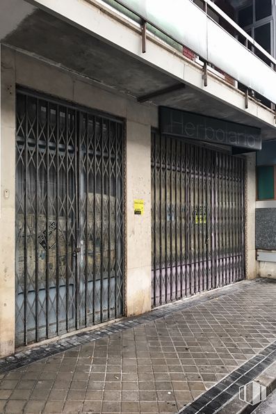 Retail for sale at Calle Rioja , 97, Leganés, Madrid, 28915 with door, building, architecture, wood, facade, fence, metal, city, house and street around