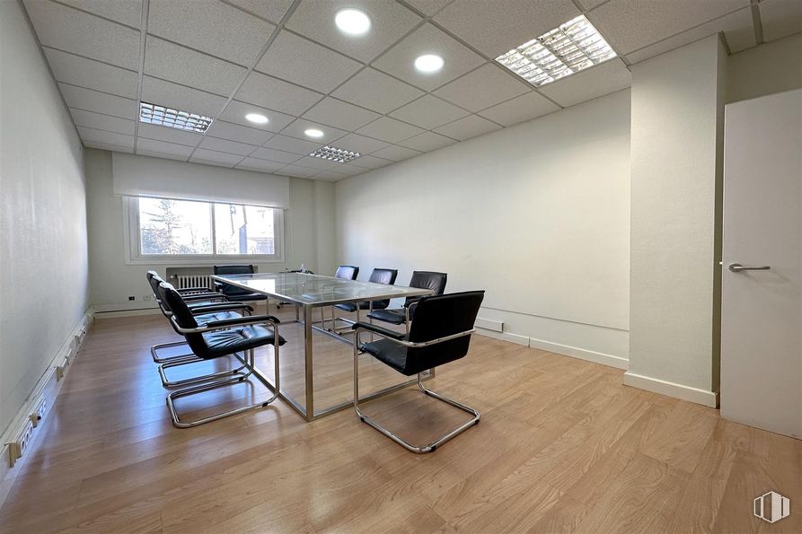 Office for rent at Avenida América, Salamanca, Madrid, 28002 with chair, window, lighting, light fixture, table, furniture, interior design, flooring, floor and wall around