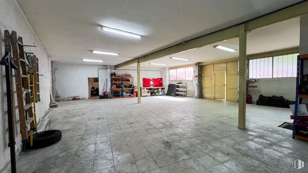 Retail for sale at Calle Nueva, Guadarrama, Madrid, 28440 with lighting, light fixture, furniture, shelf, bookcase, fixture, floor, flooring, hall and tile flooring around