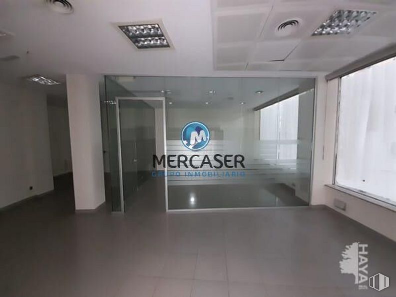 Retail for sale at Calle Zeus, Torrejón de Ardoz, Madrid, 28850 with window, building, fixture, door, interior design, flooring, floor, hall, ceiling and glass around