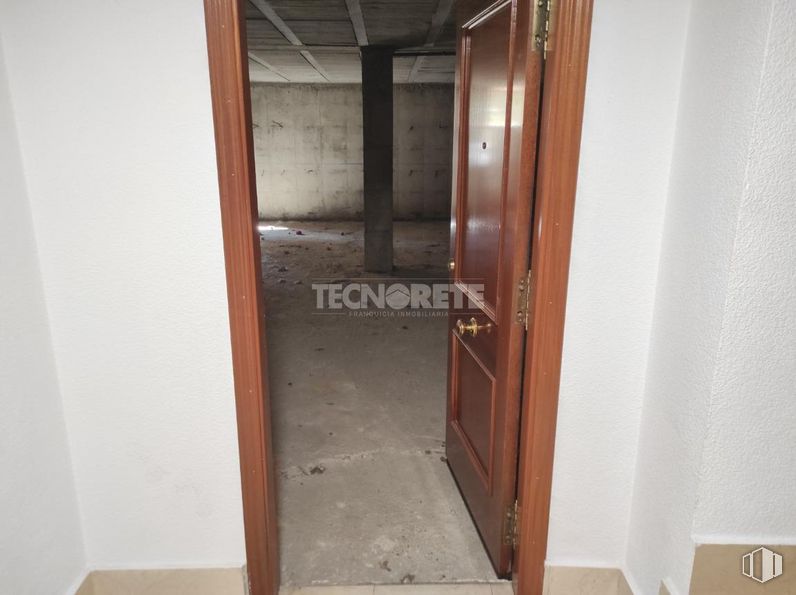 Retail for sale at Calle Juan Ramón Jiménez, Guadalajara, 19004 with building, handle, door, fixture, wood, house, floor, flooring, home door and automotive exterior around