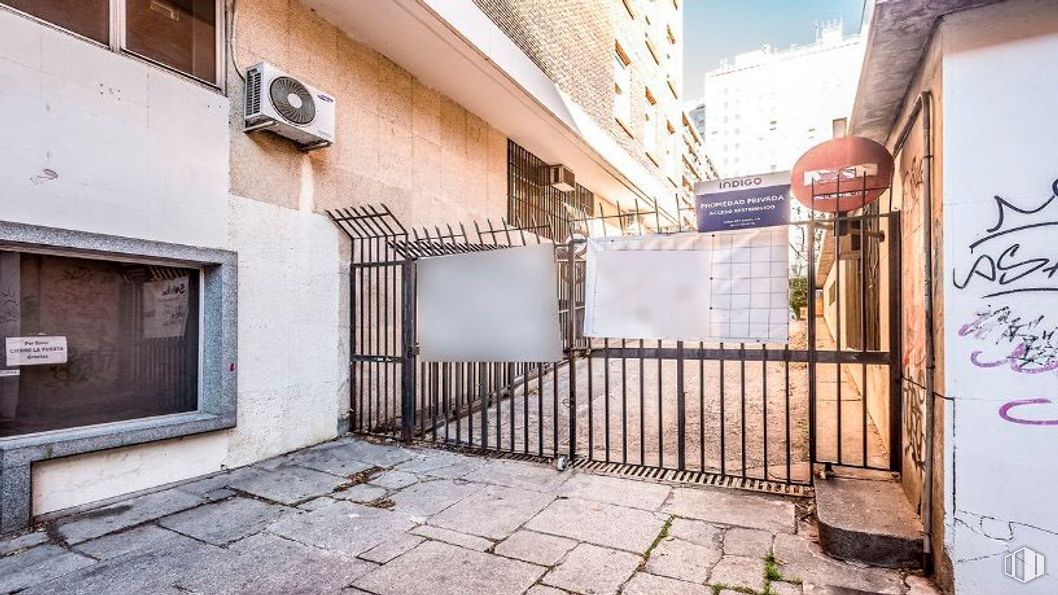 Local en venta en Plaza Conde del Valle de Suchil, Chamberí, Madrid, 28015 con ventana, planta, superficie de la carretera, madera, pared, zona residencial, valla, edificio, inmobiliario y carretera alrededor