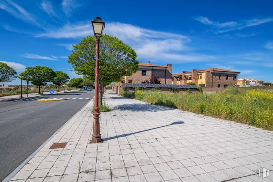 Land for sale at Calle Lisboa, Ávila, 05004 with lighting, cloud, sky, plant, property, building, street light, road surface, asphalt and land lot around