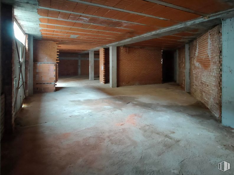 Retail for sale at Calle Carreteros, 9, Loeches, Madrid, 28890 with hall, wood, flooring, floor, building material, beam, hardwood, ceiling, composite material and fixture around