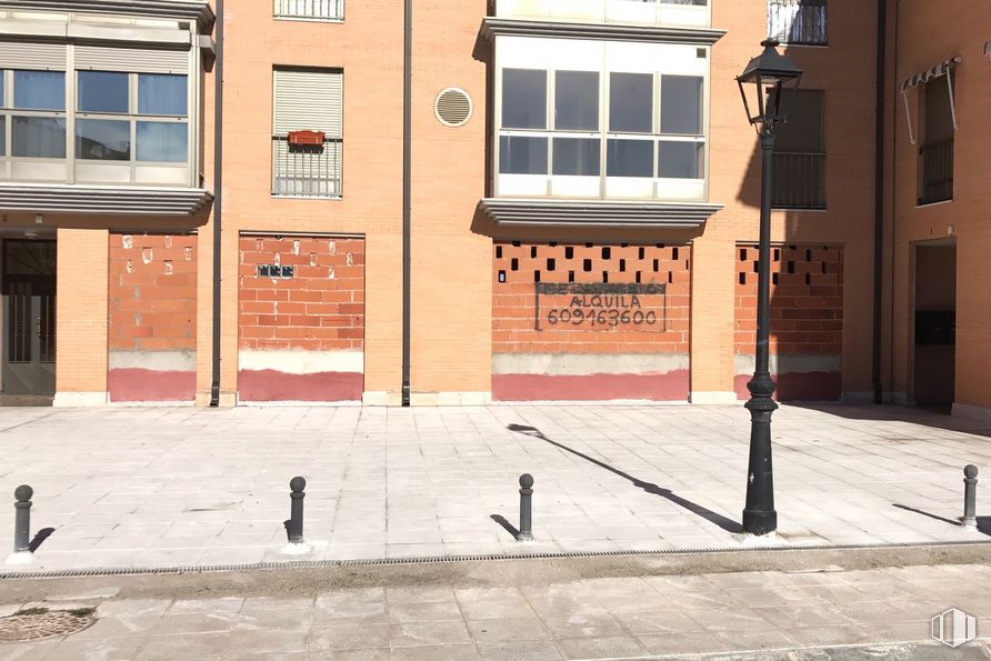 Local en alquiler y venta en Avenida Príncipe de Asturias, 46, Alovera, Guadalajara, 19208 con ventana, edificio, puerta, superficie de la carretera, diseño urbano, ladrillo, acera, pared, suelo y madera alrededor