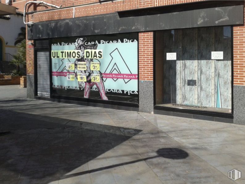 Retail for rent at Calle Estrella Elola, Valdemoro, Madrid, 28340 with wall, font, composite material, advertising, iron, brick, metal, brickwork, concrete and logo around