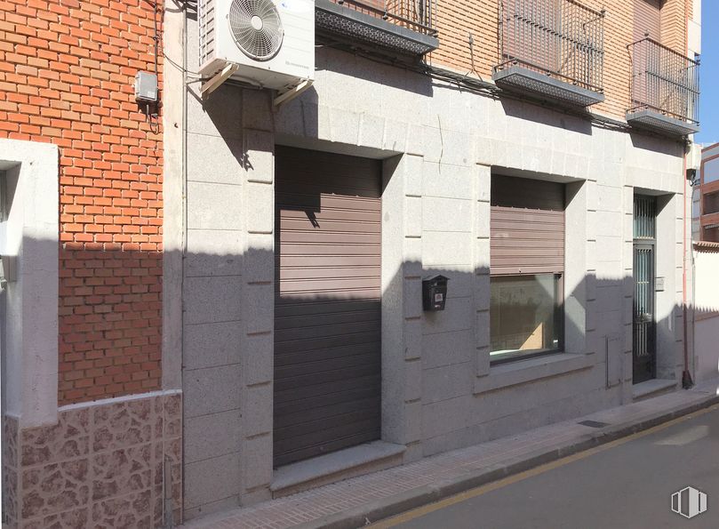 Retail for sale at Calle Santisima Trinidad, 2, Fuensalida, Toledo, 45510 with window, building, wood, brick, road surface, brickwork, fixture, material property, shade and residential area around