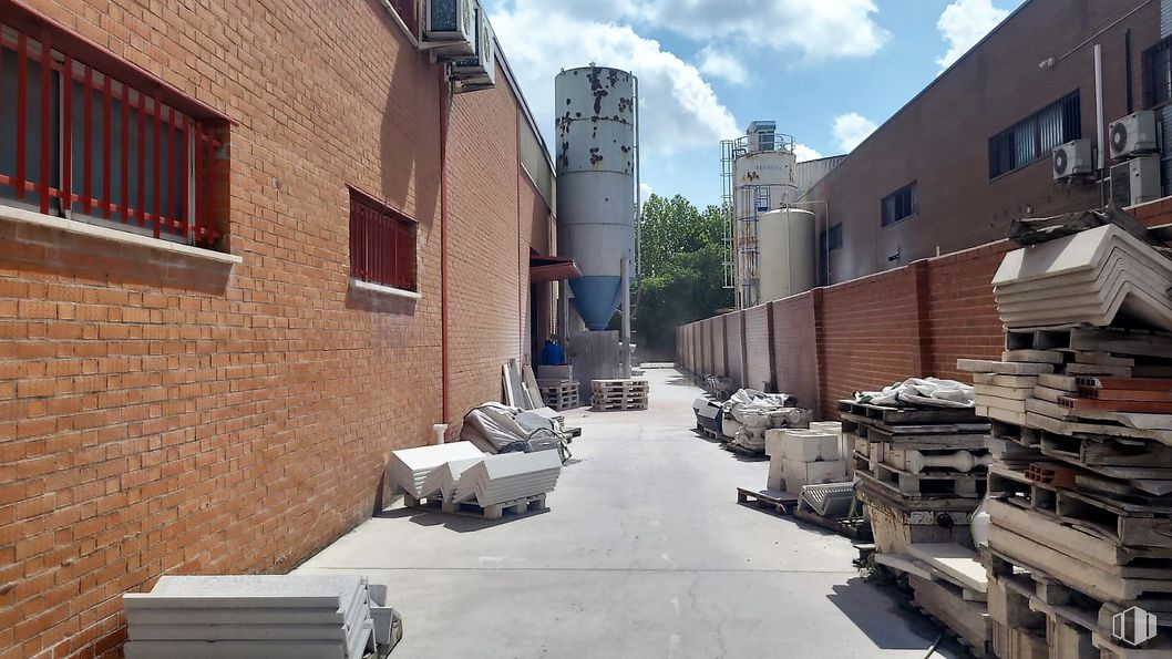 Industrial for sale at Polígono industrial Prado Overa, Leganés, Madrid, 28914 with building, window, sky, cloud, road surface, neighbourhood, urban design, city, residential area and real estate around