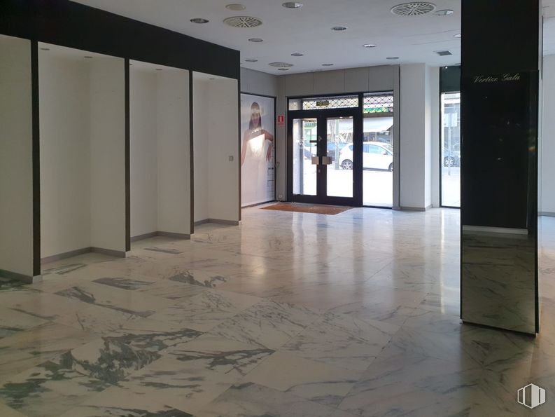 Local en venta en Calle Montero, Móstoles, Madrid, 28934 con accesorio, pasillo, diseño de interiores, suelo, piso, madera, propiedad material, suelo de baldosas, material compuesto y vidrio alrededor