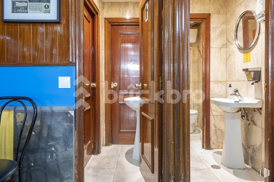 Retail for sale at Paseo Quince de Mayo, 3, Carabanchel, Madrid, 28019 with sink, picture frame, brown, property, mirror, plumbing fixture, fixture, door, tap and wood around