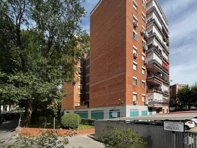 Local en alquiler y venta en Calle Balandro, Barajas, Madrid, 28042 con edificio, planta, propiedad, cielo, árbol, ventana, arquitectura, diseño urbano, bloque de torres y barrio alrededor