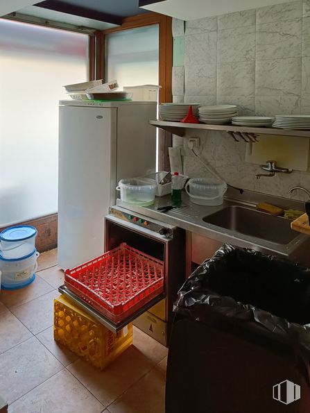 Local en venta en Calle Gainza, Usera, Madrid, 28041 con fregadero, refrigerador, interiorismo, aparato de cocina, carro de cocina, gas, máquina, cocina, estantería y comida alrededor