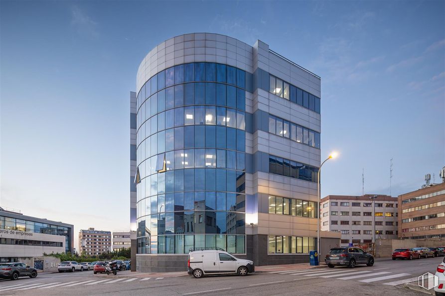 Oficina en alquiler en Edificio Cidro, Calle Cidro, 2, Carabanchel, Madrid, 28044 con coche, edificio, camioneta, cielo, neumático, rueda, luz de la calle, ventana, infraestructura y vehículo alrededor