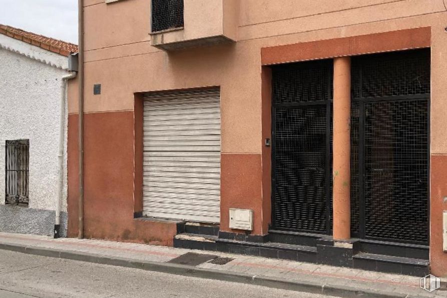 Retail for sale at Calle Ramón Gabriel, 9, El Molar, Madrid, 28710 with building, window, road surface, wood, architecture, shade, door, asphalt, brickwork and house around