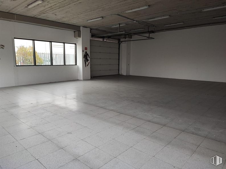 Office for rent at Centro Empresarial Augusta, Avenida Vía Láctea, 1, San Fernando de Henares, Madrid, 28830 with window, flooring, floor, ceiling, hall, composite material, grey, concrete, tile flooring and silver around