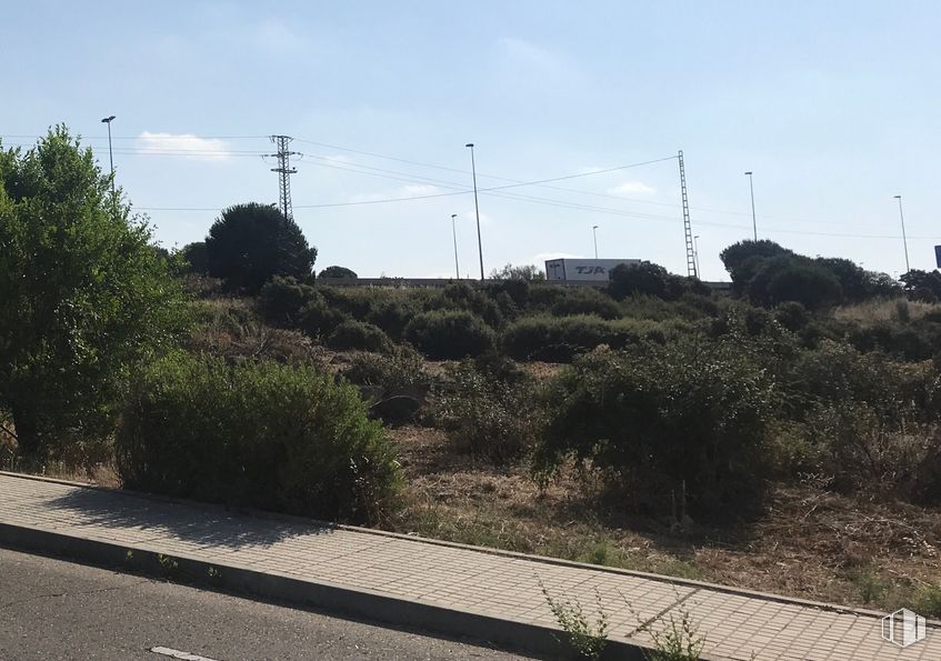 Land for sale at Avenida Pradogrande, Torrelodones, Madrid, 28250 with sky, plant, cloud, plant community, land lot, shrub, road surface, overhead power line, landscape and slope around